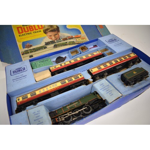 153 - Hornby dublo Duchess of Montrose train set, carriages and track. AF