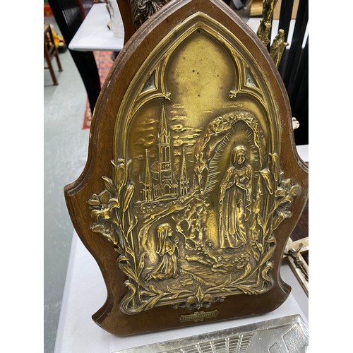 17 - Group of ecclesiastical/religious icon items including musical Crucifix with key, wall plaques & oth... 