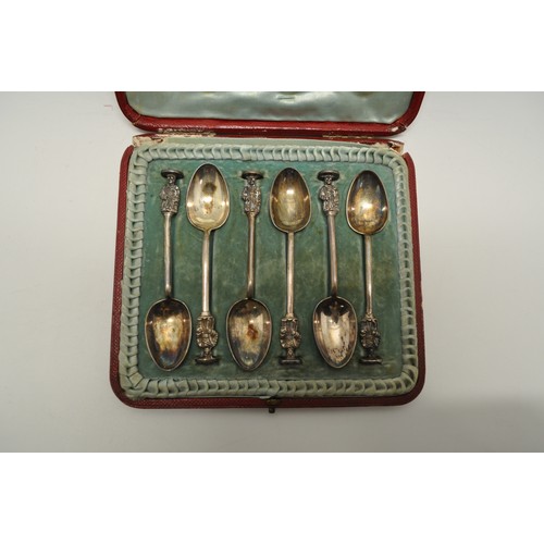 113 - x6 boxed vintage cutlery sets to include desert spoons, teaspoons, to include silver collared bone h... 