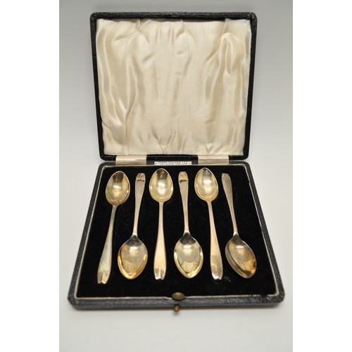 113 - x6 boxed vintage cutlery sets to include desert spoons, teaspoons, to include silver collared bone h... 