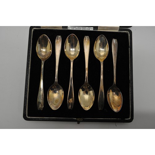 113 - x6 boxed vintage cutlery sets to include desert spoons, teaspoons, to include silver collared bone h... 