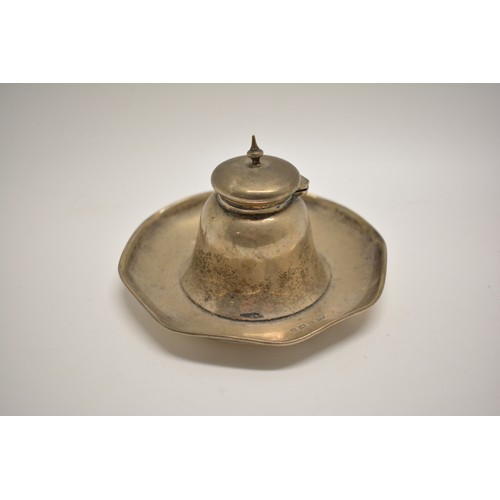 119 - Silver inkwell hallmarked Birmingham 1905, maker Synger & Beddoes, with glass liner, approx gross we... 