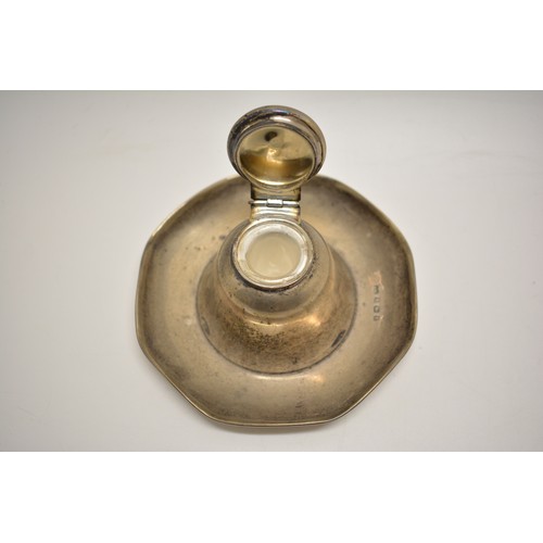 119 - Silver inkwell hallmarked Birmingham 1905, maker Synger & Beddoes, with glass liner, approx gross we... 