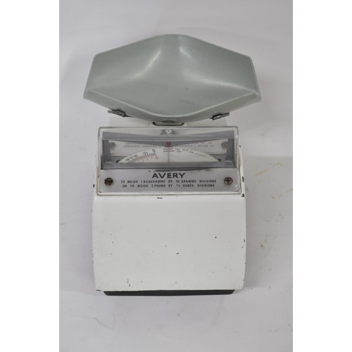 136 - Avery shop Scales with plastic weighing bowl