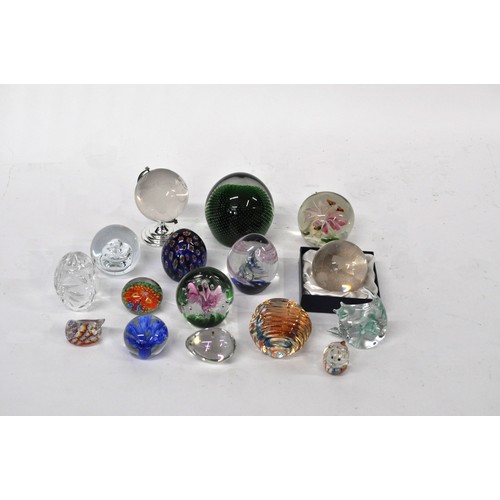 195 - A large group of paperweights of various design