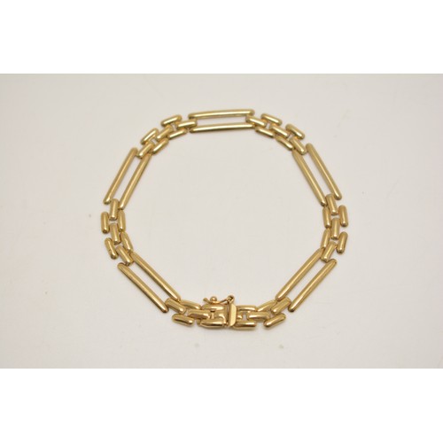 312 - Boxed 9ct yellow gold link design bracelet, clasp stamped 375. Approx length 16