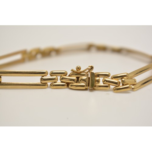 312 - Boxed 9ct yellow gold link design bracelet, clasp stamped 375. Approx length 16