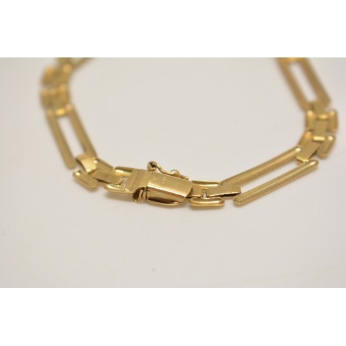 312 - Boxed 9ct yellow gold link design bracelet, clasp stamped 375. Approx length 16