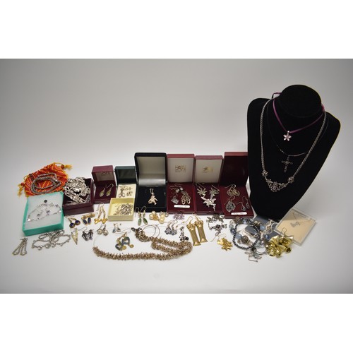 316 - A large collection of vintage and modern silver j and other costume jewellery items to include an ar... 