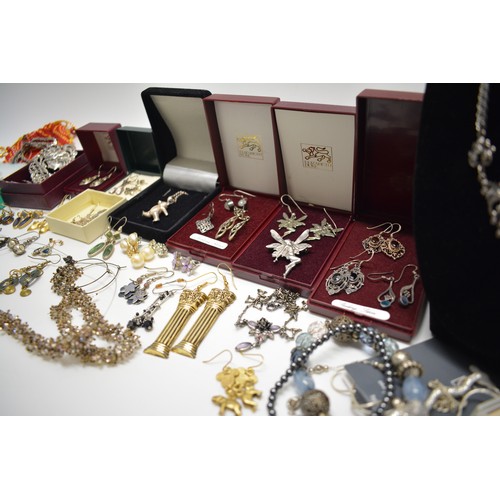 316 - A large collection of vintage and modern silver j and other costume jewellery items to include an ar... 