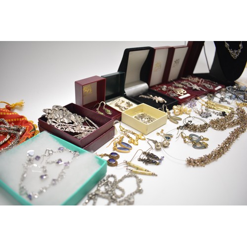 316 - A large collection of vintage and modern silver j and other costume jewellery items to include an ar... 