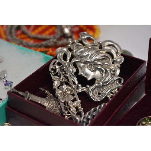 316 - A large collection of vintage and modern silver j and other costume jewellery items to include an ar... 