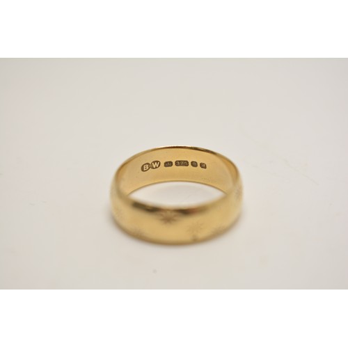 330 - 9ct yellow gold band with engraved star design pattern (4g) hallmarked London, together with 9ct yel... 