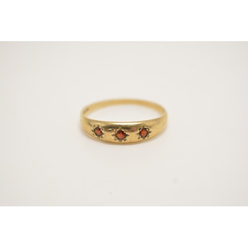 338 - x2 9ct yellow gold rings -  gem set ring with graduating garnets, together with one other tri stone ... 