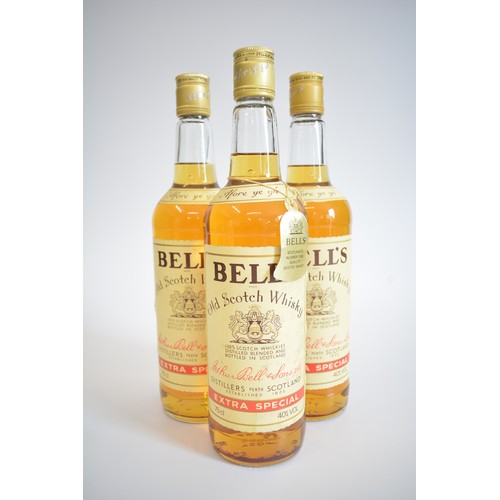 137 - Bell's Extra Special. 75cl, 40%, 1980s (X3) together with one Boxed bt. The Famous Grouse 70cl. 40%,... 