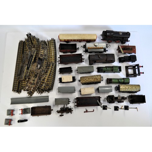 99 - Quantity of tin plate trains/tenders/carriages/track, some Hornby, Triang, Made in US Zone Germany. ... 