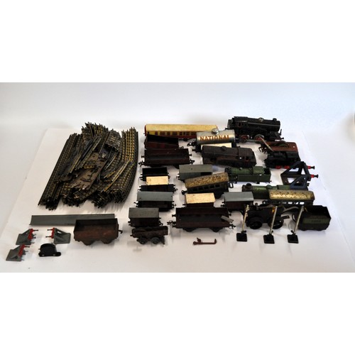 99 - Quantity of tin plate trains/tenders/carriages/track, some Hornby, Triang, Made in US Zone Germany. ... 