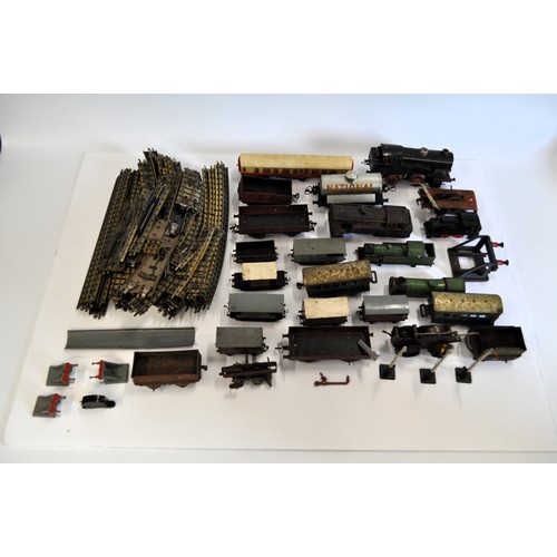 99 - Quantity of tin plate trains/tenders/carriages/track, some Hornby, Triang, Made in US Zone Germany. ... 