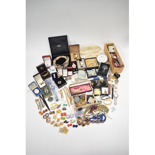 292 - A large quantity of vintage and modern costume jewellery to include Thomas Sabo, Hot Diamonds, Bath ... 