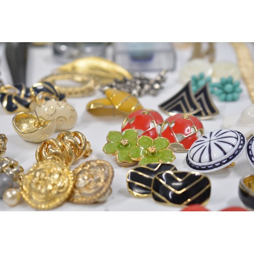 292 - A large quantity of vintage and modern costume jewellery to include Thomas Sabo, Hot Diamonds, Bath ... 