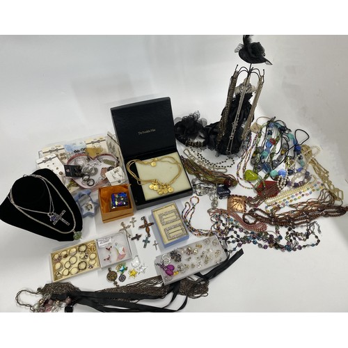 298 - A large quantity of mixed costume jewellery items including Franklin Mint boxed necklace, Debra Fox ... 