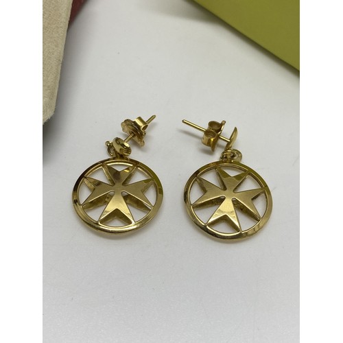 305 - 18ct yellow gold pearl earrings together with one other pair of yellow gold earrings