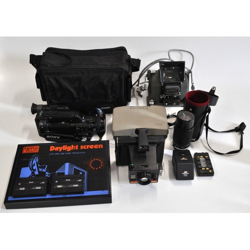 26 - Camera equipment bundle consisting Polaroid 104, Polaroid Instant 20, cased 80-200mm camera lens, Ca... 