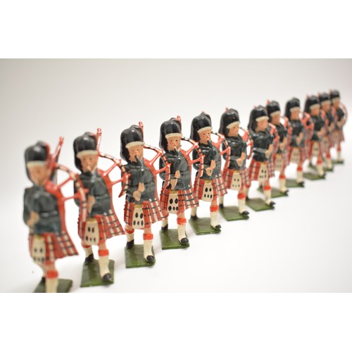 190 - Britains set of 12 die cast highlanders piping soldier figures. 6.5 cm