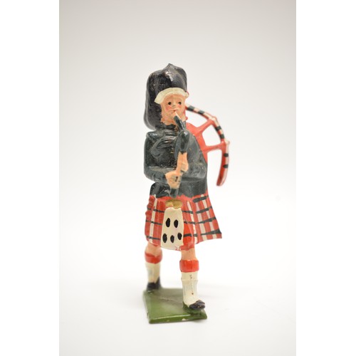 190 - Britains set of 12 die cast highlanders piping soldier figures. 6.5 cm