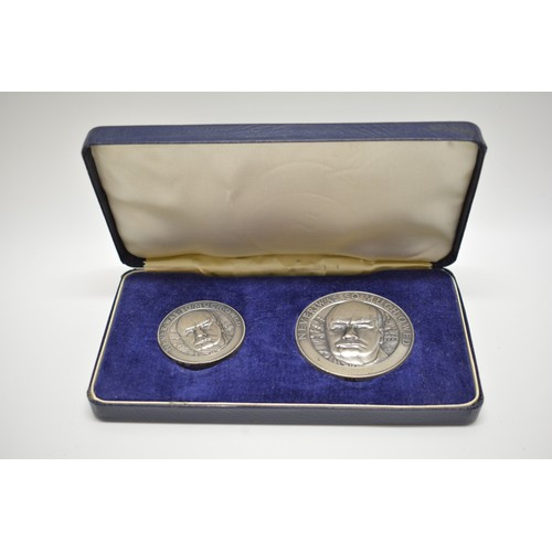 255 - Boxed twin set Silver Churchill Medallions 'Battle of Britain Never Was so Much Owed By so Many to s... 