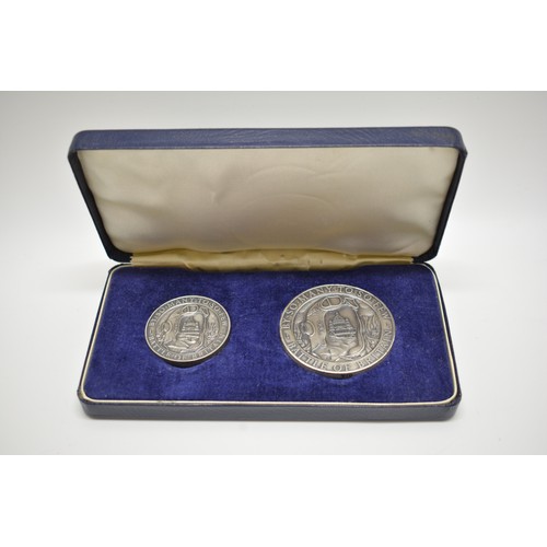 255 - Boxed twin set Silver Churchill Medallions 'Battle of Britain Never Was so Much Owed By so Many to s... 