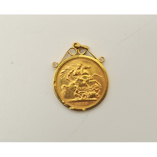 256 - 1979 Queen Elizabeth 22ct gold sovereign in 9ct gold mount, approx gross weight 9.65g.