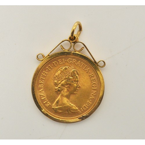 256 - 1979 Queen Elizabeth 22ct gold sovereign in 9ct gold mount, approx gross weight 9.65g.