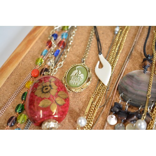 259 - A large selection of costume jewellery displayed on boards, consisting necklaces, bracelets, beads, ... 