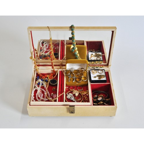 263 - Retro jewellery box containing  a 9ct gold ring with clear stones hallmarked Birmingham, with variou... 