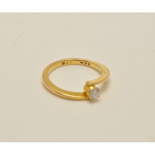 284 - 18ct yellow gold Diamond solitaire ring, cross over band design, approx 0.20ct, 2.8g gross weight, m... 