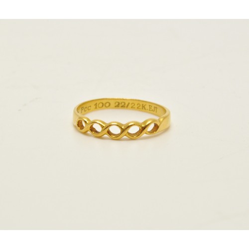 286 - Yellow gold ring stamped 22/22kt, approx weight 2.35g. Size N.