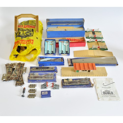 109 - Hornby Dublo accessories to include boxed D1 island platform and crossings, points etc