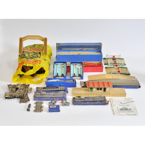 109 - Hornby Dublo accessories to include boxed D1 island platform and crossings, points etc