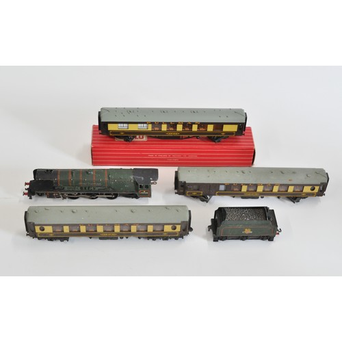 110 - Hornby Dublo OO gauge 1x Pullman Aries boxed coach with 1x Duchess of Montrose steam locomotive with... 