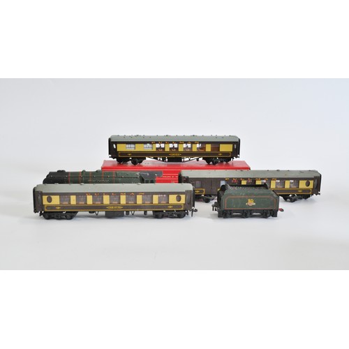 110 - Hornby Dublo OO gauge 1x Pullman Aries boxed coach with 1x Duchess of Montrose steam locomotive with... 