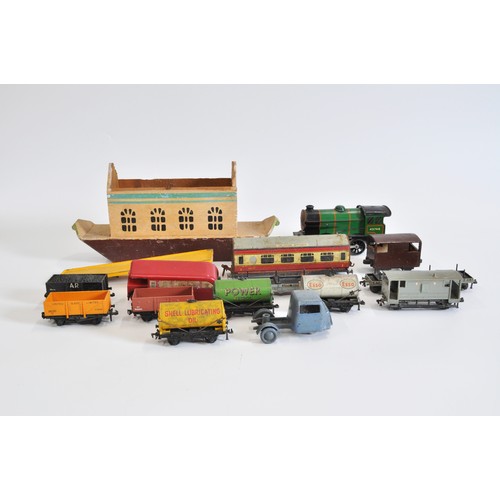 113 - Quantity of loose train items o gauge clockwork train with coach and oo gauge wagons etc AF