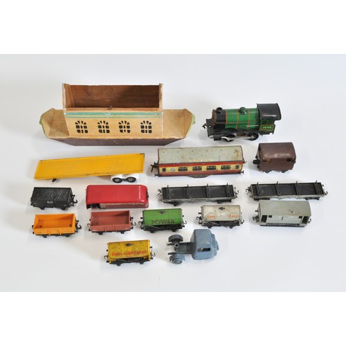 113 - Quantity of loose train items o gauge clockwork train with coach and oo gauge wagons etc AF