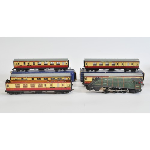 114 - Hornby Dublo 1x Mallard steam locomotive with Hornby Dublo corridor coaches 2x boxed 3x unboxed AF