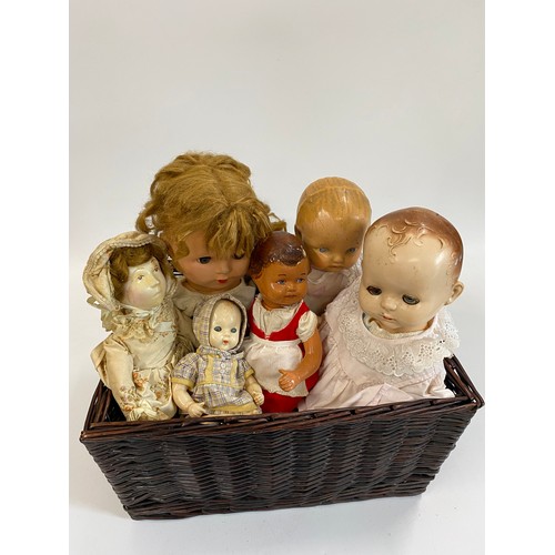 129 - Collection of vintage/retro dolls in different sizes and materials