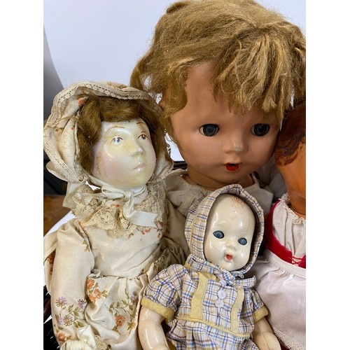 129 - Collection of vintage/retro dolls in different sizes and materials