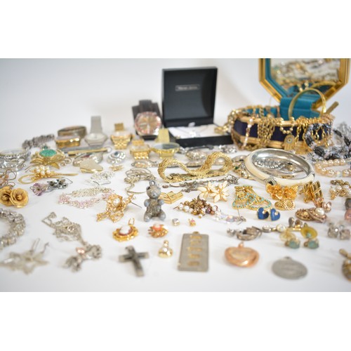 173 - Mixed costume jewellery items to include some silver items, a Swarovski Elements necklace, 18ct Gold... 