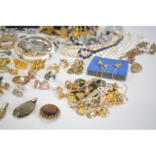 173 - Mixed costume jewellery items to include some silver items, a Swarovski Elements necklace, 18ct Gold... 