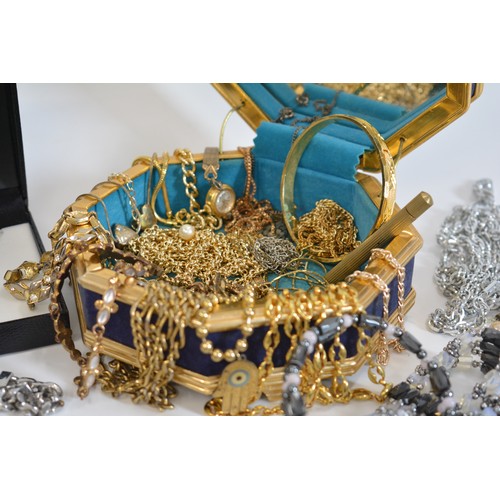 173 - Mixed costume jewellery items to include some silver items, a Swarovski Elements necklace, 18ct Gold... 