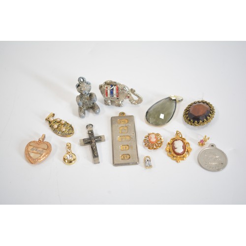 173 - Mixed costume jewellery items to include some silver items, a Swarovski Elements necklace, 18ct Gold... 